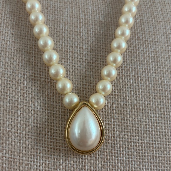 Vintage Monet Cream Faux Pearl Necklace with Teardrop Pendant - Picture 3 of 7